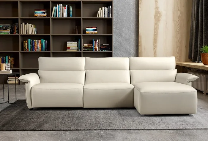 Chaiselongue modelo PUGLIA con cabezal eléctrico ajustable y asiento relax en piel.