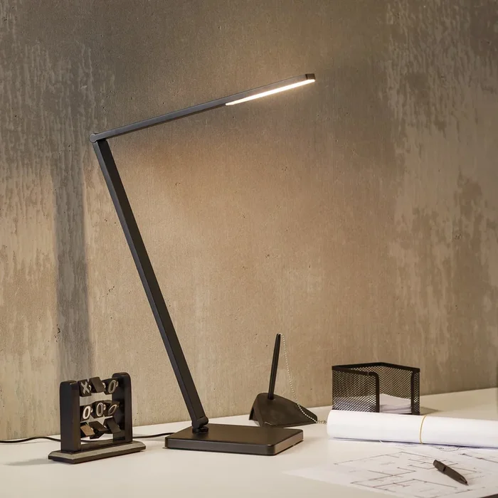 Con control de gestos – lámpara de mesa LED Omar