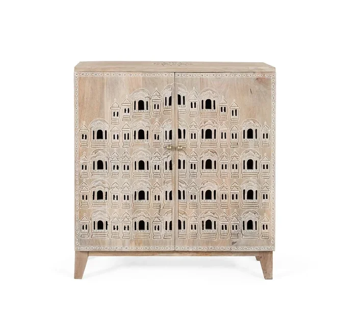 Este mueble auxiliar, fabricado en madera de mango, destaca por su diseño artesanal, está pintado en un tono natural