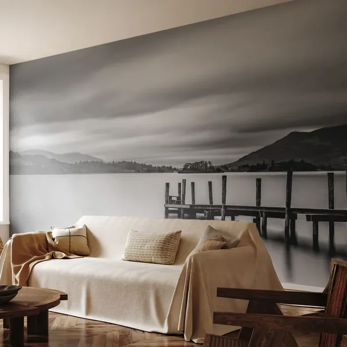 Fotomural Premium Sand – Dulzura y la fuerza – Paisaje, Lago, Puente de madera – 500×350 cm