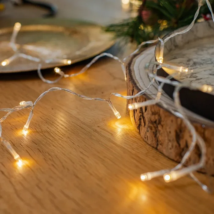 Lindby Cadena de luces LED Yven, 30 luces, 320 cm, temporizador