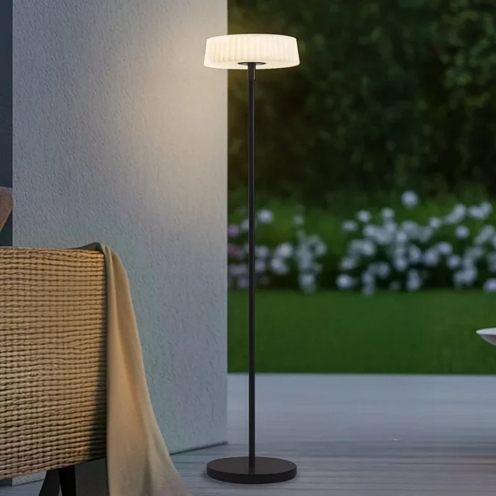 Lindby lámpara de pie LED solar Samine, negra, metal, atenuable
