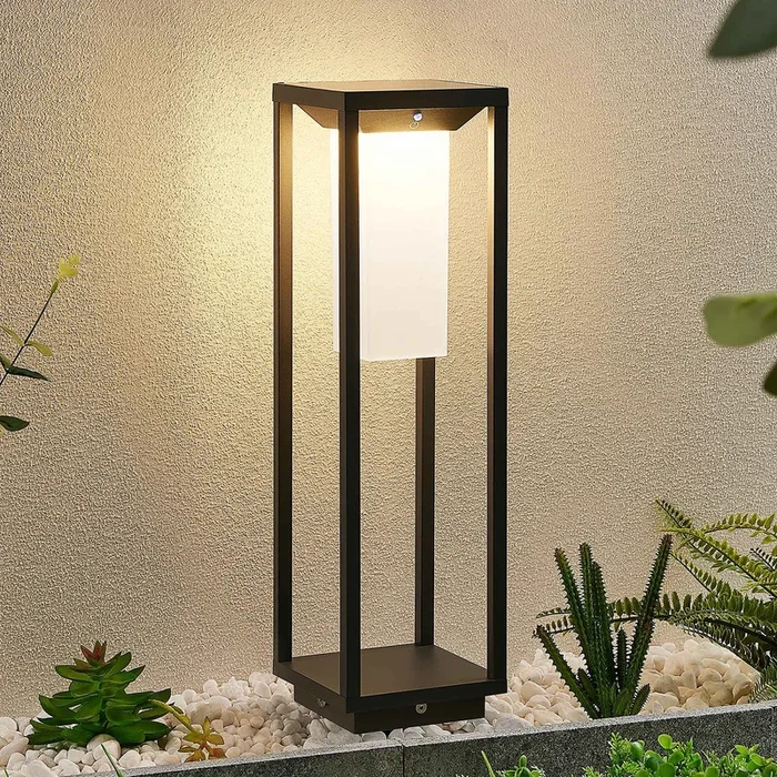 Lucande Lámpara LED solar para zócalo Eliel, altura 50 cm, negro
