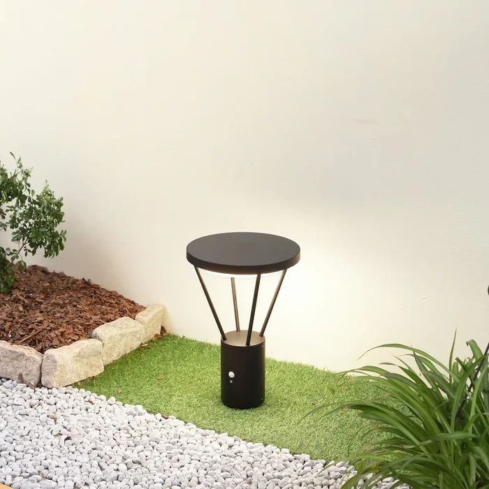 Lucande Lámpara sobremuro LED solar Elario, 44 cm, negra, sensor