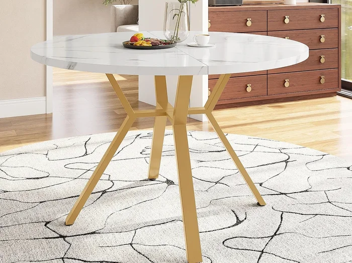 Mesa redonda moderna (1m diámetro) – base metálica en forma de X – tablero con diseño de mármol – blanco y dorado