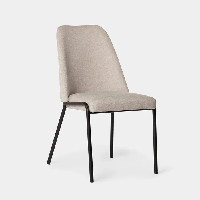 Silla tapizada beige con pata negra Deli – Klast