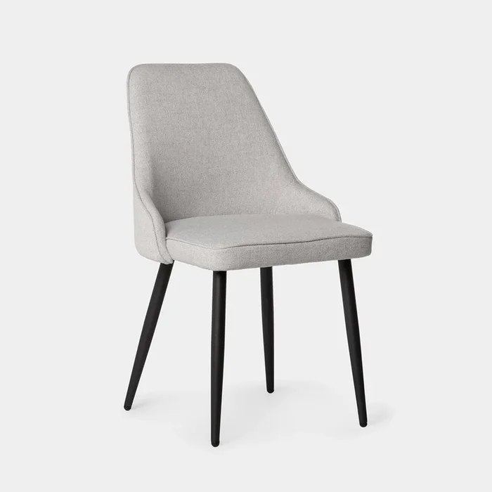 Silla tapizada gris con pata negra Nika – Klast