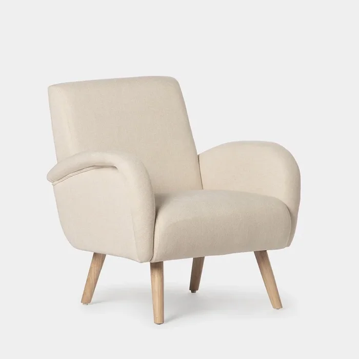 Sillón de lectura beige con pata natural Iraida – Klast