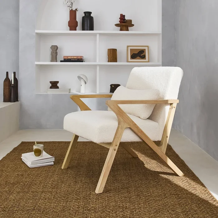Sillón estilo escandinavo de madera de hevea borreguito