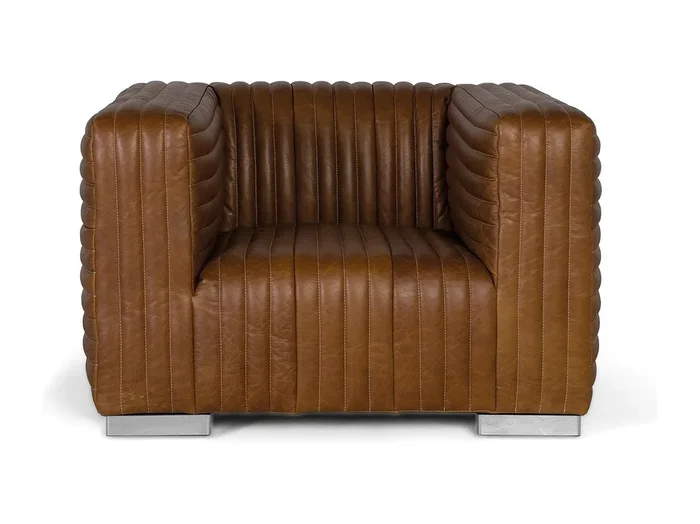 Sillón tapizado en cuero forma cúbica y patas de acero